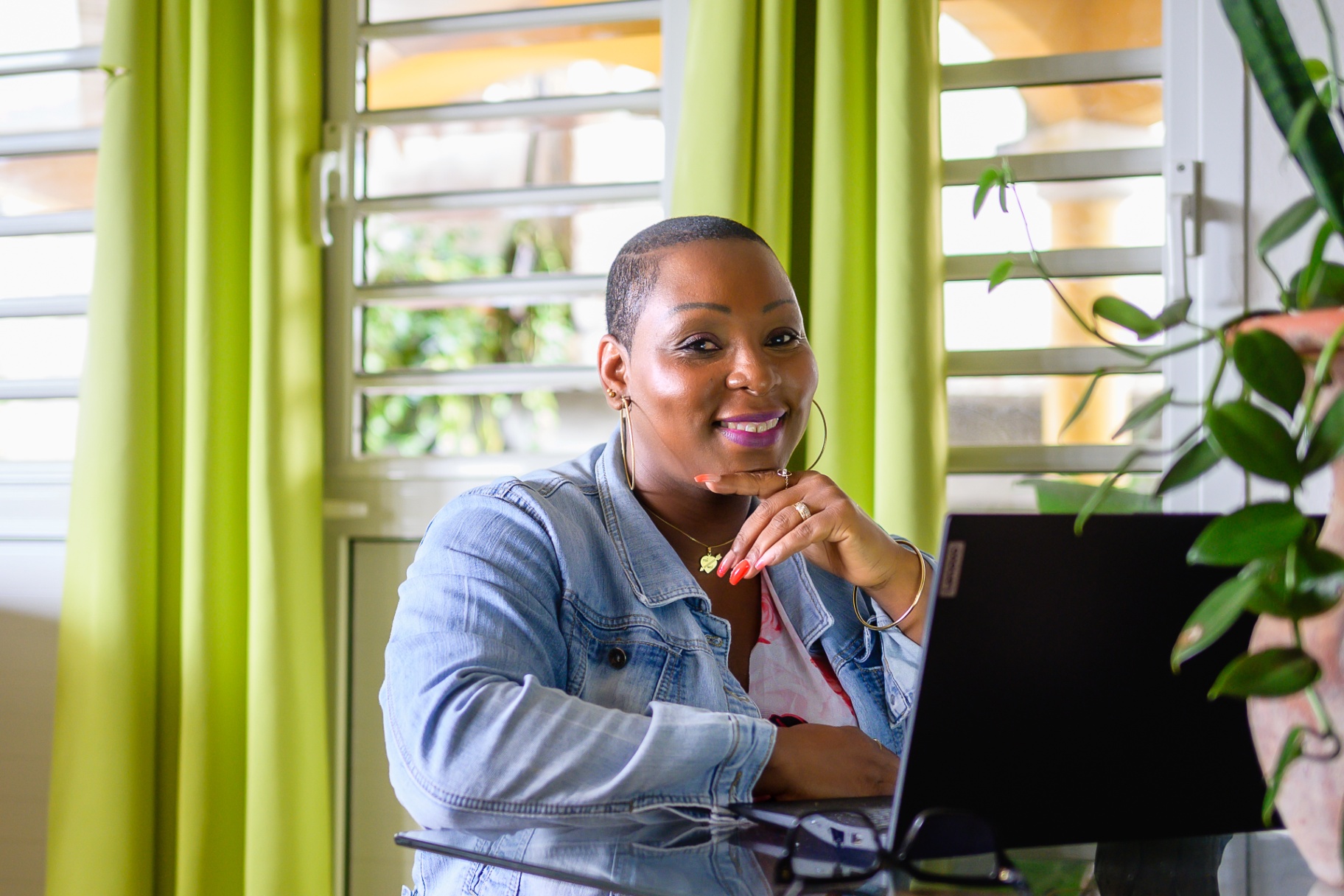 Joëlle Plocus souriante à son bureau